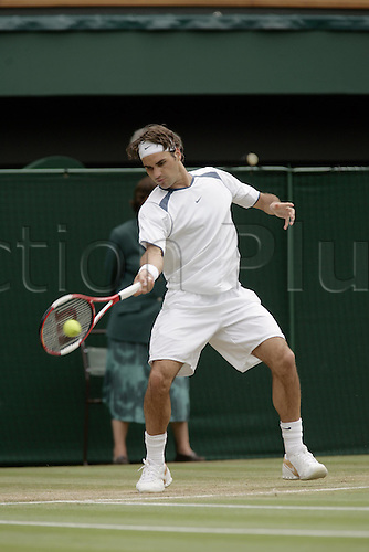1 July 2005: Swiss player Roger Federer (SUI) playing a forehand during his semi final match against Hewitt at the All England Lawn Tennis Championships, Wimbledon, London. Federer won the match 6-3, 6-4, 7-6. Photo: Glyn Kirk/Actionplus..050701 male mens man gentlemens