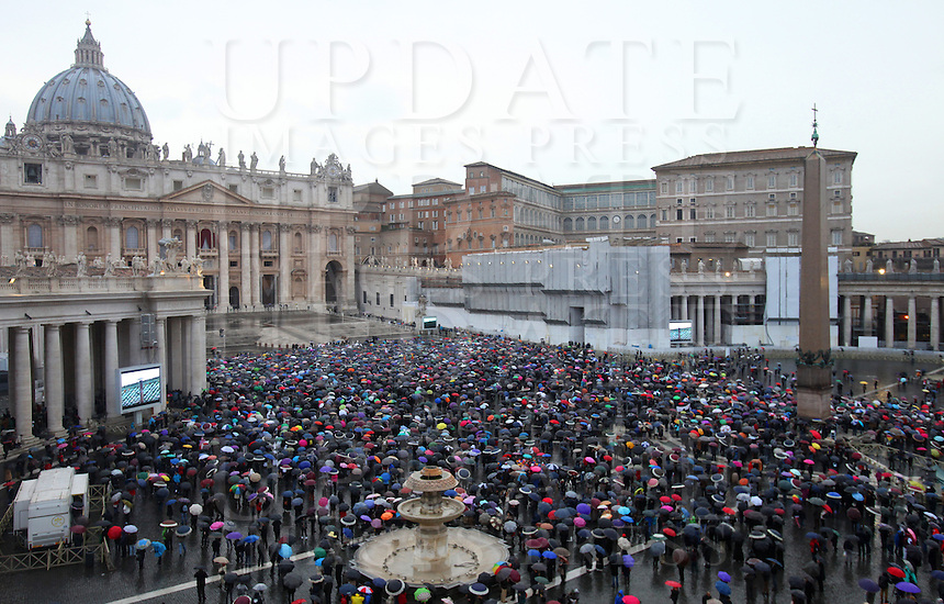 Una panoramica di Piazza San Pietro durante il secondo giorno del Conclave per l'elezione del nuovo Papa della Chiesa Cattolica Romana, Citta' del Vaticano, 13 marzo 2013. .A view of Saint Peter Square during the second day of the Conclave for the election of the new Pope of the Roman Catholic Church, at the Vatican, 13 March 2013..UPDATE IMAGES PRESS/Isabella Bonotto.---STRICTLY EDITORIAL USE ONLY--- -STRICTLY FOR EDITORIAL USE ONLY-