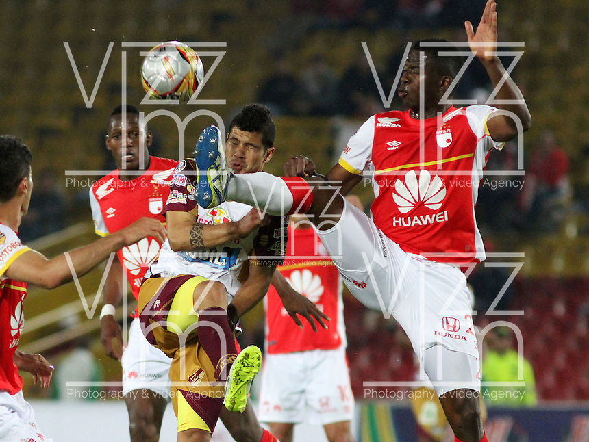 BOGOTA - COLOMBIA - 31-03-2015: Yair Arrechea (Der) jugador de Independiente Santa Fe disputan el balón con Robin Ramirez (Izq) jugador de Deportes Tolima, durante partido adelantado por la fecha 14 entre Independiente Santa Fe y Deportes Tolima de la Liga Aguila I-2015, en el estadio Nemesio Camacho El Campin de la ciudad de Bogota. / Yair Arreche (R) player of Independiente Santa Fe struggles for the ball with Robin Ramirez ,(L) player of Deportes Tolima, during an advance match of the 14 date between Independiente Santa Fe and Deportivo Independiente Medellin for the Liga Aguila I -2015 at the Nemesio Camacho El Campin Stadium in Bogota city, Photo: VizzorImage / Felipe Caicedo / Staff.