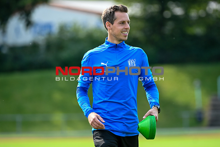 11.09.2020, Sportpark Illoshöhe, Osnabrück, GER, 2. FBL, Training VfL Osnabrueck <br />
<br />
im Bild<br />
Athletiktrainer Maximilian Lankheit (VfL Osnabrück) lacht, lachend, lächelnd, gut gelaunt, grinst, grinsend. Einzelbild, Halbkörper.<br />
<br />
Foto © nordphoto / Paetzel