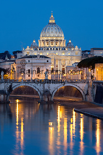 Italy, Lazio, Rome: St Peter's Basilica and the River Tiber and Ponte Sant'Angelo at night | Italien, Latium, Rom: der Petersdom, die Ponte Sant'Angelo und der Tiber am Abend