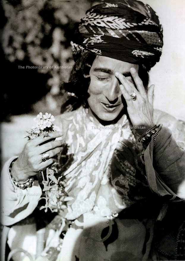 Iraq 1935 Hafsa Khan, wife of Sheikh Kader Barzinji, in her house of Suleimania Irak 1935<br />
Hafsa Khan, femme de Sheikh Kader Barzinji, dans sa maison de Suleimania