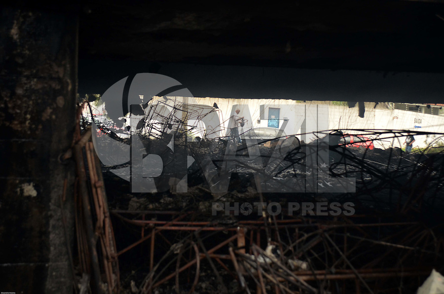SÃO PAULO, SP, 10 DE JANEIRO DE 2012 - RESCALDO INCÊNCIO BARRACÃO MOCIDADE ALEGRE - Rescaldo do incêndio ocorrido ontem no barracão da Mocidade Alegre, embaixo do viaduto Pompéia. Ainda hoje havia fumaça e funcionários da prefeitura e da escola de samba trabalharam na limpeza. FOTO: ALEXANDRE MOREIRA - NEWS FREE.