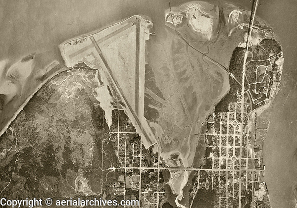 historical aerial photograph of the North Bend Coos Bay Airport, North Bend, Oregon, 1942, now known as Southwest Oregon Regional Airport (OTH)