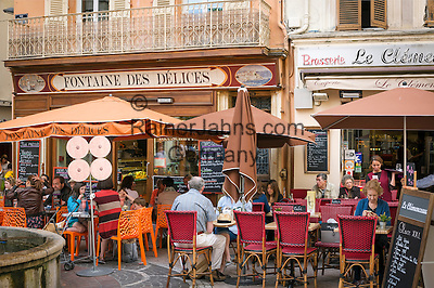 France, Provence-Alpes-Côte d'Azur, Antibes: restaurants und cafés in old town | Frankreich, Provence-Alpes-Côte d’Azur, Antibes: Restaurants und Cafés in der Altstadt