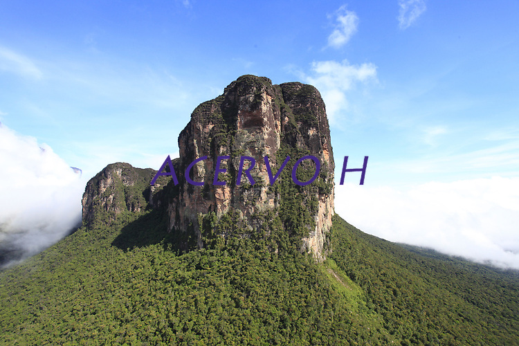 Viagem ao Monte Roraima e áreas de fronteira Brasil e Venezuela e Guiana, visita a Pacaraima , Santa Helena e marcos regulatórios acompanhando a expedição da I Comissão Brasileira Demarcadora de Limites - PCDL, em fiscalização unilateral.<br />
Brasil, Venezuela e Guiana.<br />
©Paulo Santos<br />
26 a 29 / 11 / 2016