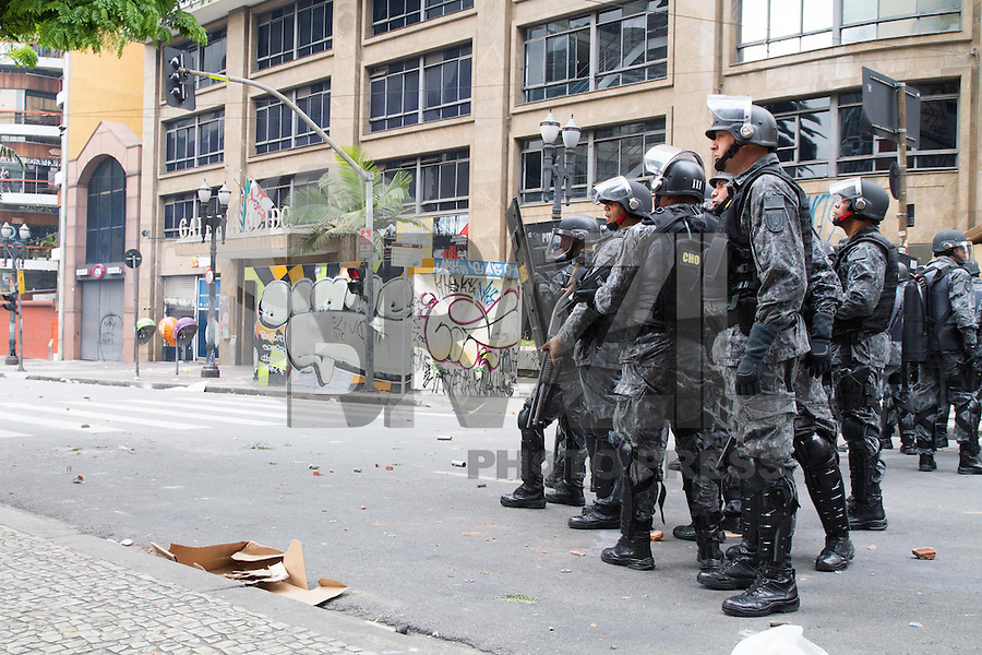 SAO PAULO, SP, 16.09.2014 - REINTEGRAÇÃO DE POSSE- CENTRO - SP - Choque da Policia Militar cumpre ordem de reintegração de posse na região central de São Paulo nesta segunda feira(15). (Foto: Marcelo Brammer / Brazil Photo Press).