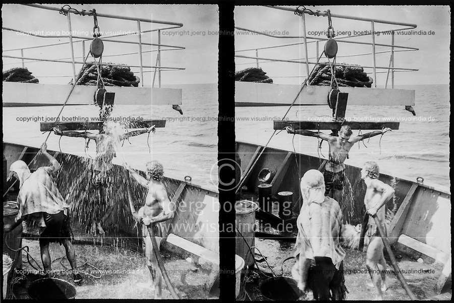 Ostdeutschland, DDR, Deutsche Demokratische Republik, Aequatortaufe auf Schiff der DSR Deutfracht Seereederei, Taeufling am Kreuz wird mit Feuerlöschwasser bespritzt, Aequator Westafrika 6.12.1981 / East Germany, German Democratic Republic, Equator baptism on east german DSR ship