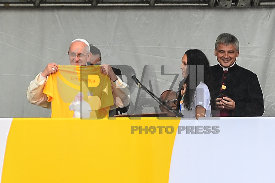 RIO DE JANEIRO, RJ, 25 DE JULHO DE 2013 -JMJ RIO 2013-PAPA FRANCISCO EM MANGUINHOS- Moradores da comunidade de Manguinhos aguardam a visita do Papa Francisco na manha desta quinta-feira, 25, em Manguinhos, zona norte do Rio de Janeiro.FOTO:MARCELO FONSECA/BRAZIL PHOTO PRESS