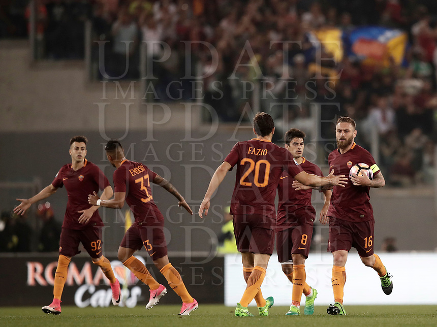 Calcio, Serie A: Roma, stadio Olimpico, 14 maggio 2017.<br />
AS Roma's Daniele De Rossi (r) celebrates after scoring with his teammates during the Italian Serie A football match between AS Roma and Juventus at Rome's Olympic stadium, May 14, 2017.<br />
UPDATE IMAGES PRESS/Isabella Bonotto