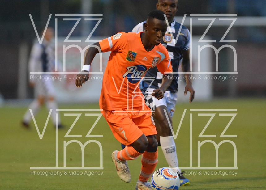 ENVIGADO- COLOMBIA, 3-11-2018.Ivan Angulo (Der) jugador del Envigado disputa el balón con el Boyaca Chicó durante partido por la fecha 18 de la Liga Águila II 2018 jugado en el estadio Polideportivo Sur de la ciudad de Medellín. /Ivan Angulo player of Envigado fights for the ball with Boyaca Chico during the match for the date 18 of the Liga Aguila II 2018 played at Polideportivo Sur stadium in Medellin city. Photo: VizzorImage / Leon Monsalve/ Contribuidor