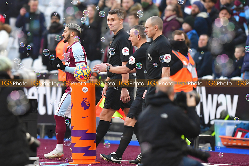Kevin Friend during West Ham United vs Southampton, Premier League Football at The London Stadium on 26th December 2021