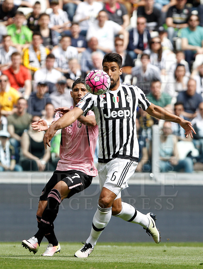 Calcio, Serie A: Juventus vs Palermo. Torino, Juventus Stadium, 17 aprile 2016.<br />
Juventus’ Sami Khedira, right, prepares to score as he is challenged by Palermo's Achraf Lazaar during the Italian Serie A football match between Juventus and Palermo at Turin's Juventus Stadium, 17 April 2016.<br />
UPDATE IMAGES PRESS/Isabella Bonotto