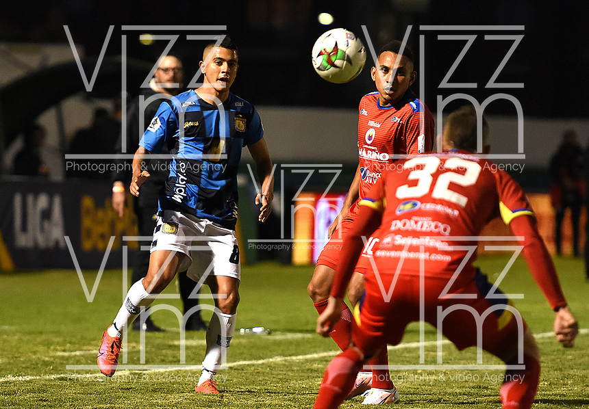 TUNJA- COLOMBIA, 04-04-2021:Sebastian Tamara de Boyacá Chicó disputa el balón con Tomas Maya del Deportivo Pasto durante partido por la fecha 17 entre Boyacá Chicó y Deportivo Pasto como parte de la Liga BetPlay DIMAYOR 2021 jugado en el estadio La Independencia de la ciudad de Tunja /Sebastian Tamara of Boyaca Chico vies for the ball with Tomas Mayaof Deportivo Pasto during match for the date 17 between Boyaca Chico and Deportivo Pasto as a part BetPlay DIMAYOR League I 2020 played at La Independencia stadium in Tunja city. Photo: VizzorImage / Macgiver Baron / Contribuidor