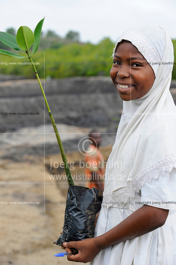 Kenya Mombasa , children plant mangrove during school excursion at the coastal belt for climate and coast protection and against sea erosion / KENIA Projekt Kuestenschutz in Kuestenregion bei Mombasa , Ort Majaoni , Kinder einer Schulklasse aus Majaoni bei Mangroven Anpflanzung