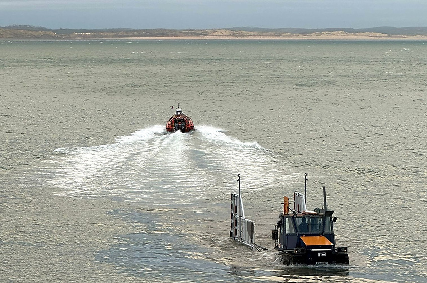 Newcastle RNLI Aids Injured Sailor Off Beach