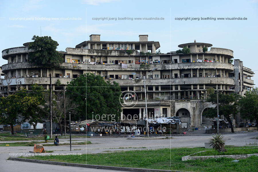 MOZAMBIQUE, Beira, Grande Hotel, five star luxury hotel, opened 1955 during portuguese colonial time, during civil war used by army, police and as prison, since 1981 occupied by 2000-3000 squatters / MOSAMBIK, Beira, Grand Hotel Beira, wurde 1955 in der portugiesischen Kolonialzeit eroeffnet, im Buergerkrieg wurde es durch Armee, Polizei und als Gefaengnis genutzt, seit 1981 wird es von 2000-3000 Obdachlosen ohne Strom-, Abwasser- und Wasserversorgung bewohnt
