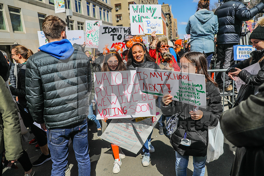 NOVA YORK, EUA, 24.03.2018 - MARCHA-EUA -<br />
Famílias e estudantes durante ato “Marcha pela Vida“ em apoio ao controle de armas, na Ilha de Manhattan na cidade de Nova York neste sábado, 24. (Foto: William Volcov/Brazil Photo Press)