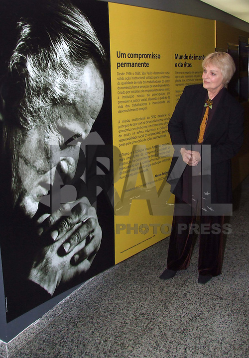 SÃO PAULO,SP,02 DE JULHO DE 2009 - INAUGURAÇÃO DO ACERVO DOADO POR KARIN RODRIGUES AO SESC SP - O SESC Pinheiros completa a homenagem ao ator Paulo Autran (1922-2007), iniciada em 2007, quando o Teatro do SESC Pinheiros recebeu o nome de Teatro Paulo Autran, em reconhecimento a inestimável contribuição do ator às artes cênicas. Na foto a viúva do ator Paulo Autran, Karin Rodrigues no SESC Pinheiros na região oeste da capital paulista FOTO: WILLIAM VOLCOV / BRAZIL PHOTO PRESS