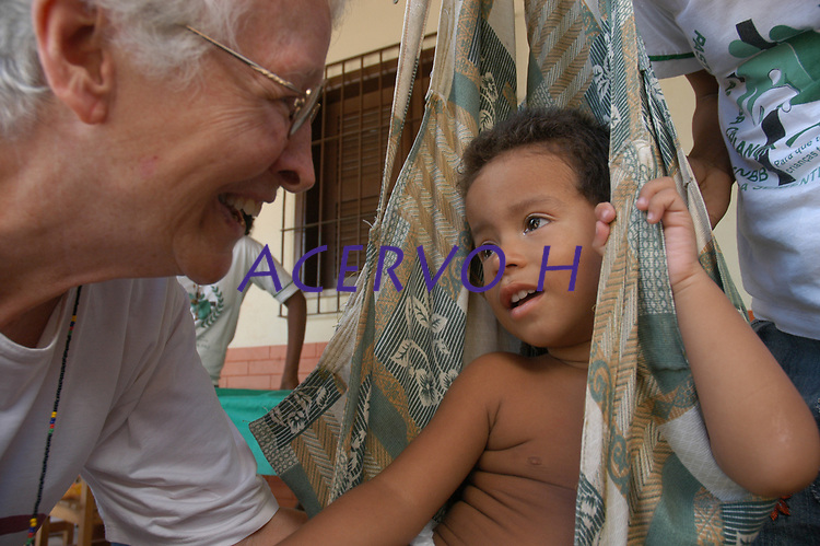 Irmã Jo Anne Depweg, 73 anos, da congregação de Notre Dame, no Brasil desde 1962 atua com a pastoral da criança atendendo mães solteiras e recém nascidos no bairro do Guamá. <br />
Belém, Pará, Brasil.<br />
Foto Paulo Santos