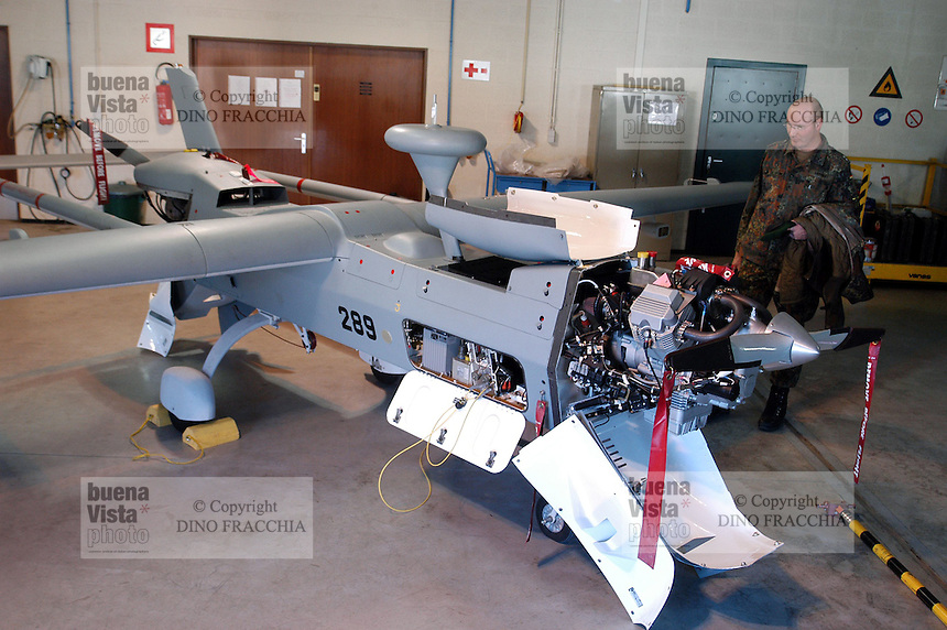 - Belgian army, unmanned reconnaissance aircraft operated by remote control UAV B-Hunter with Motoguzzi engines....- esercito belga, velivolo da ricognizione senza pilota telecomandato UAV B-Hunter con motori Motoguzzi