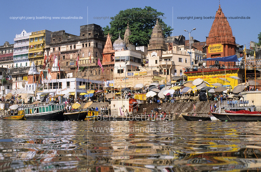 INDIEN Benares Varanasi Kashi, hinduistische Tempel und Badestufen fuer Pilger am Dasaswamedh Ghat am fuer Hindus heiligen Fluss Ganges / INDIA Varanasi , Hindu temple and Ghats at river Ganga
