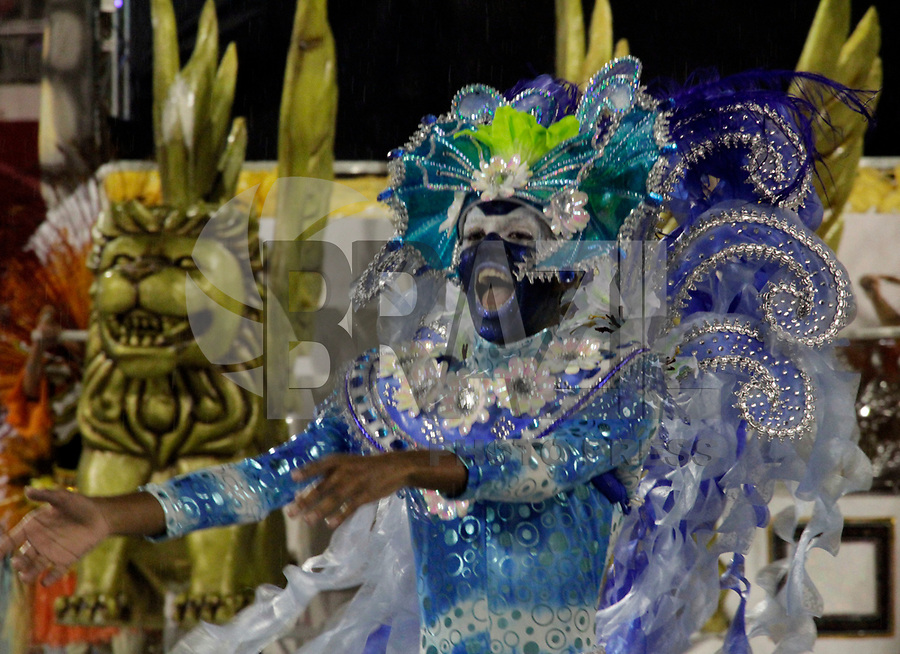 SÃO PAULO, SP, 07 DE MARÇO DE 2011 - CARNAVAL 2011 /LEANDRO DE ITAQUERA - integrantes da Leandreo de Itaquera durante desfile da escola no Grupo de acesso de São Paulo, no Sambódromo do Anhembi, zona norte da capital paulista, na madrugada desta segunda. (07). (FOTO:ALE VIANNA / NEWS FREE)