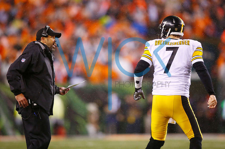 Offensive coordinator Todd Haley and Ben Roethlisberger #7 of the Pittsburgh Steelers communicate against the Cincinnati Bengals during the Wild Card playoff game at Paul Brown Stadium on January 9, 2016 in Cincinnati, Ohio. (Photo by Jared Wickerham/DKPittsburghSports)