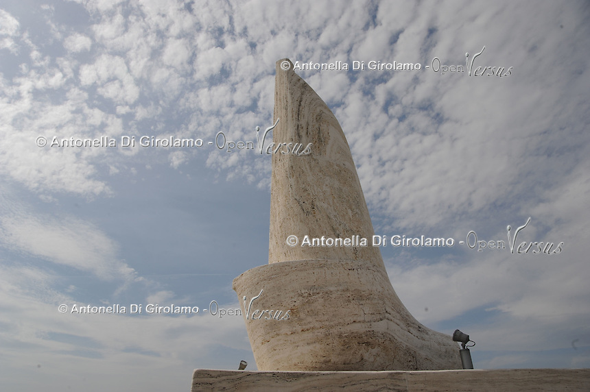 Il molo sud. South Pier.Monumento a monsignor Francesco Sciocchetti che ideò e realizzò il "San Marco" , primo peschereccio a motore d'Italia nel 1912..Monument to Bishop Francesco Sciocchetti who conceived and built the "San Marco", the first motor vessel of Italy in 1912.