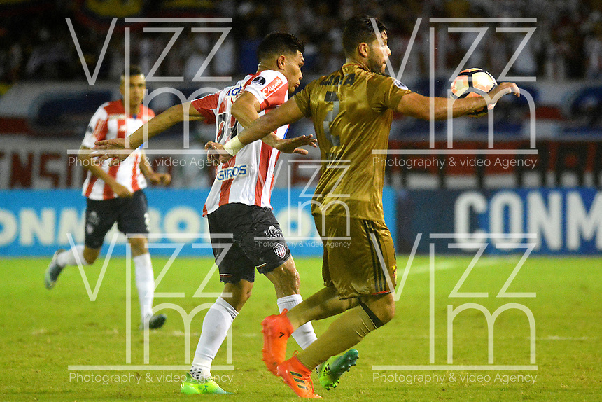 BARRANQUIILLA - COLOMBIA, 02-11-2017: Teofilo Gutierrez (Izq) del Atlético Junior de Colombia disputa el balón con Oswaldo Henriquez (Der) jugador de Sport Recife de Brasil durante partido de vuelta por los cuartos de final, llave 3, de la Copa CONMEBOL Sudamericana 2017 jugado en el estadio Metropolitano Roberto Meléndez de la ciudad de Barranquilla. / Teofilo Gutierrez (L) player of Atlético Junior of Colombia struggles the ball with Oswaldo Henriquez (R) player of Sport Recife of Brazil during second leg match for the final quarters, key 3, of the Copa CONMEBOL Sudamericana 2017played at Metropolitano Roberto Melendez stadium in Barranquilla city. Photo: VizzorImage/ Alfonso Cervantes / Cont