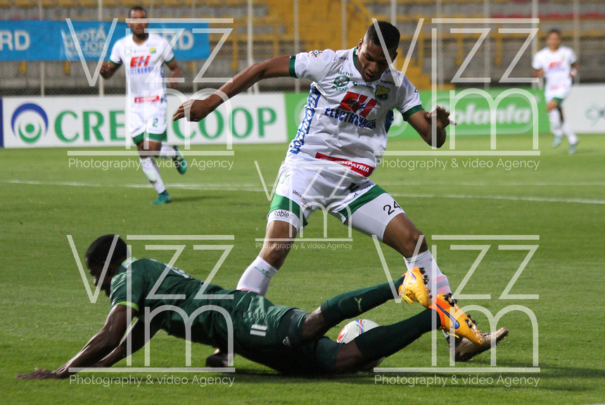 BOGOTA - COLOMBIA - 21 - 08 - 2017: Carmelo Valencia (Izq.) jugador de La Equidad disputa el balón con Carlos Robles(Der.) jugador del Atlético Huila , durante partido entre La Equidad y Atlético Huila , por la fecha 9 de la Liga Aguila II-2017, jugado en el estadio Metropolitano de Techo de la ciudad de Bogota. / Carmelo Valencia (L) player of La Equidad vies for the ball with Carlos Robles (R) player of Atletico Huila, during a match between La Equidad and Atletico Huila , for the date 9nd of the Liga Aguila II-2017 at the Metropolitano de Techo Stadium in Bogota city, Photo: VizzorImage /Felipe Caicedo / Staff.