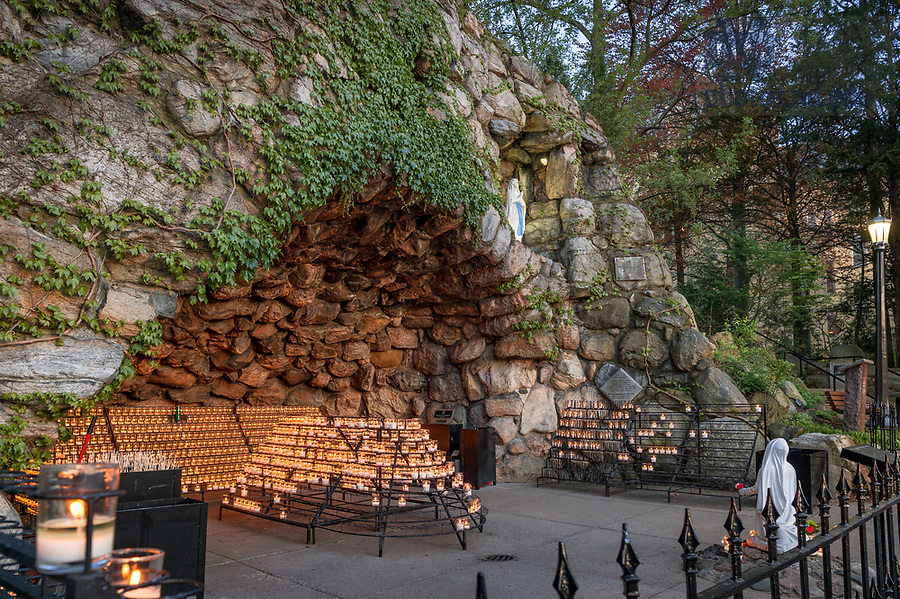 April 23, 2017; Grotto spring 2017 (Photo by Matt Cashore/University of Notre Dame)