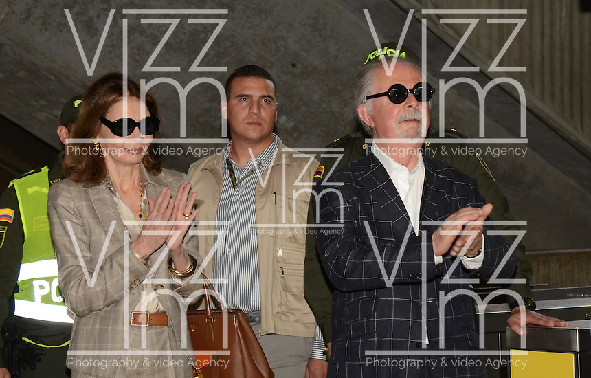 MEDELLÍN - COLOMBIA, 30-01-2015. Fernando Botero, artista Colombiano, abordó un vagón del metro de Medellín adornado con las imágenes de su más reciente obra "El Circo" y que fue bautizado con el "Tren de la Cultura". La obra está conformada por 32 óleos y 20 dibujos./ Fernando Botero, the Colombian artist, boarded a subway car of Medellin decorated with images of his latest work "The Circus" and was baptized with the "Train of Culture". The work consists of 32 oil paintings and 20 drawings. Photo: VizzorImage/ León Monsalve /STR