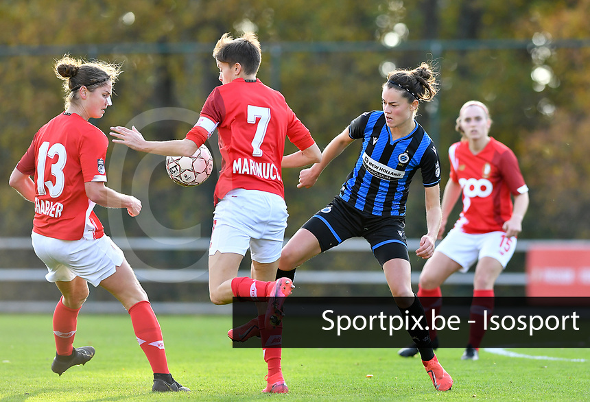 Standard's Ellen Charlier (left) pictured in a fight for the ball with Standard's Maurane Marinucci and Charlotte Laridon (15 Brugge) during a female soccer game between Standard Femina de Liege and Club Brugge YLA on the seventh matchday of the 2020 - 2021 season of Belgian Scooore Womens Super League , saturday 14 th of November 2020 in Angleur , Belgium . PHOTO SPORTPIX.BE | SPP | DAVID CATRY
