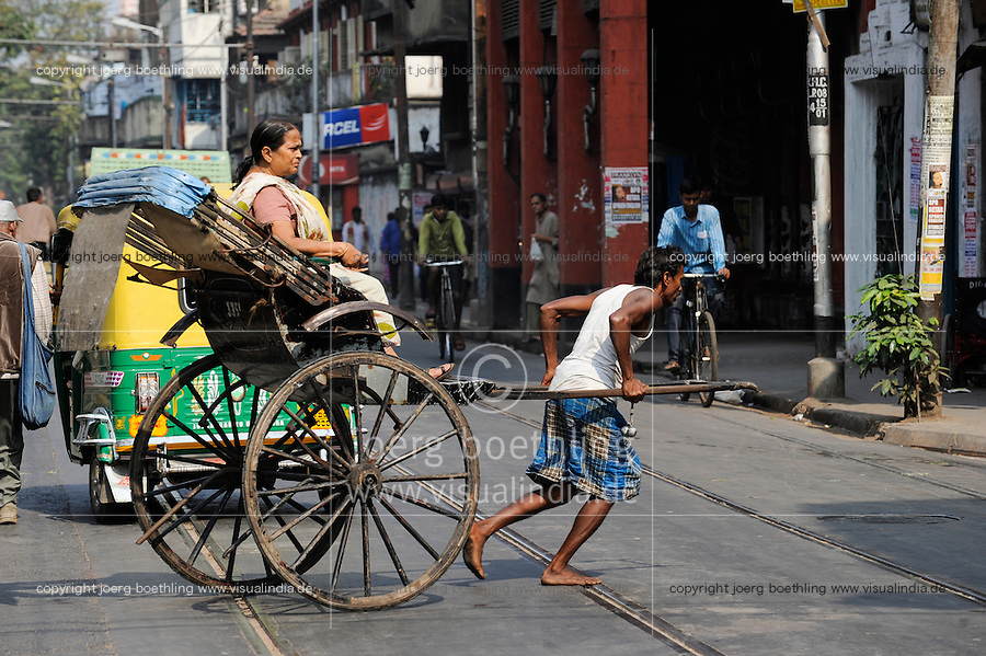 INDIA Westbengal, Kolkata, man-powered rickshaw / INDIEN, Westbengalen, Kolkata, handgezogene Rikscha, die Arbeit wird von armen Kulis aus Bihar verrichtet
