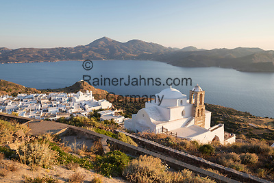 Greece, South Aegean, Cyclades, Milos island, Plaka: View over white old town of Plaka with Greek Orthodox church and Milos Bay from Plaka Castle | Griechenland, Suedliche Aegaeis, Kykladen, Insel Milos, Plaka: Blick auf Plaka mit der Griechisch Orthodoxen Kirche und die Bucht von Milos vom Plaka Castle