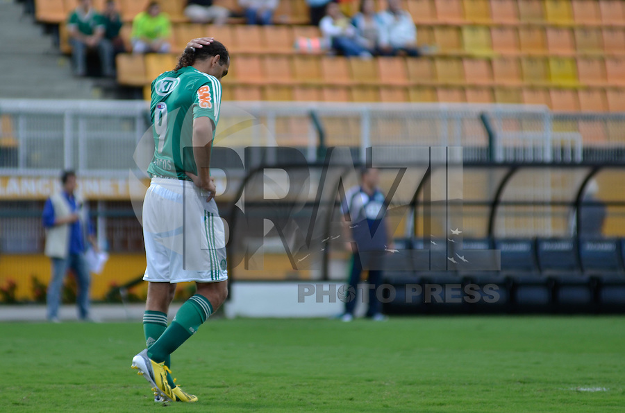 SÃO PAULO, SP, 20 DE JANEIRO DE 2013 - CAMPEONATO PAULISTA - PALMEIRAS x BRAGANTINO: Barcos perde penalti durante Palmeiras x Bragantino, partida válida pela 1ª rodada do Campeonato Paulista de 2013, disputada no estádio do Pacaembu em São Paulo. FOTO: LEVI BIANCO - BRAZIL PHOTO PRESS.