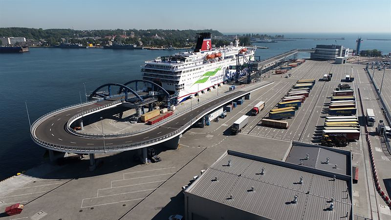Swedish company Stena continues to operate their only route to Poland, having been awarded a contract at a ferry terminal in Gdynia on the Baltic Sea linking Karlskrona. Berthed above at the Polish port’s stylish vehicle road infrastructure linkspan is the cruise ferry Stena Spirit, veteran twin of the Stena Vision, whose service is to be withdrawn from the Ireland-France route of Rosslare-Cherbourg, which closes this month. 