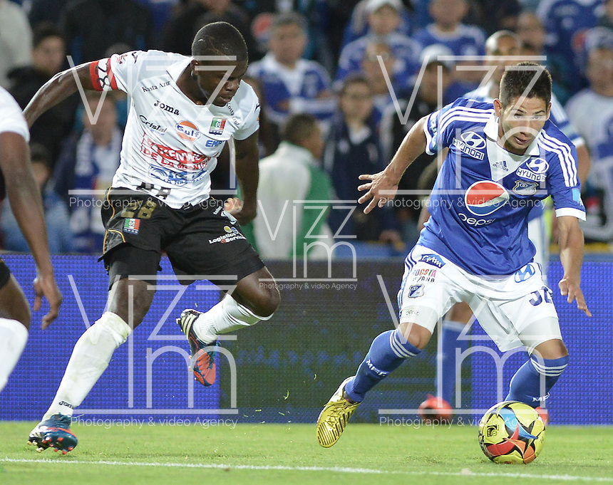 BOGOTÁ -COLOMBIA, 17-08-2013. Jonathan Agudelo (D) de Millonarios disputa el balón con Alex Diaz (I) del Once Caldas durante partido válido por la cuarta fecha de la Liga Postobón 2013-1 jugado en el estadio el Campín de la ciudad de Bogotá./ Millonarios PlayerJonathan Agudelo (R) fights for the ball with Once Caldas player Mauricio Casierra (L) during match valid for the 4th date of the Postobon League II 2013 played at El Campin stadium in Bogotá city. Photo: VizzorImage/Gabriel Aponte/STR