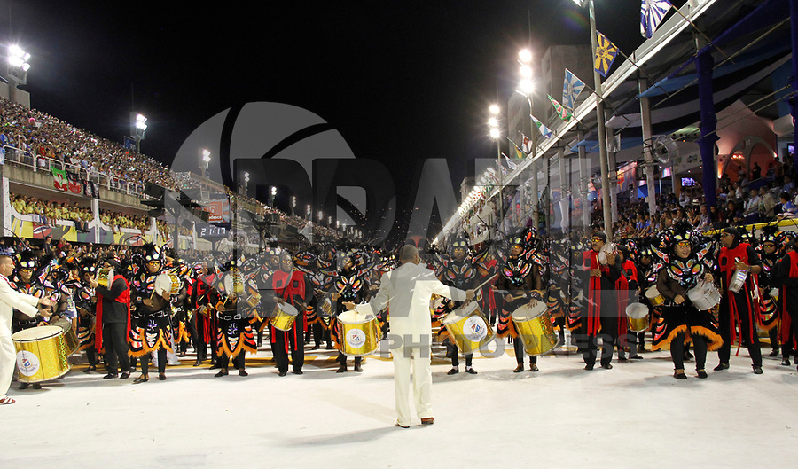RIO DE JANEIRO, RJ, 07 DE JANEIRO 2011 - CARNAVAL RJ - UNIÃO DA ILHA - Integrantes da Escola União da Ilha se apresentam no Sambodromo da Marquês de Sapucaí durante o segundo dia dos desfiles do Grupo Especial do Carnaval 2011 do Rio de Janeiro. (FOTO: VANESSA CARVALHO / NEWS FREE).