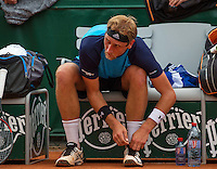 Paris, France, 24 June, 2016, Tennis, Roland Garros,  Thiemo de Bakker (NED) tying his shoes during changeover<br />
Photo: Henk Koster/tennisimages.com