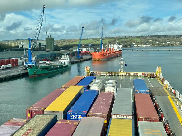 In the first half of 2025, unitised traffic—Roll-on/Roll-off (RoRo) volumes in the Republic of Ireland declined modestly, falling by 2% to 573,038 units. For figures relating to Lift-on/Lift-off (LoLo) and more, see the IMDO report below.