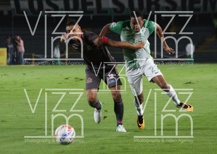 BOGOTA - COLOMBIA, 12-11-2017: Santiago Roa (Izq.) jugador de Tigres FC disputa el balón con John Mosquera (Der.) jugador de Atlético Nacional , durante partido entre Tigres FC y Atlético Nacional , de la fecha 17 por la Liga Aguila II 2017 en el estadio Nemesio Camacho El Campín de Bogotá. / Santiago Roa (L), player of Tigres FC vies for the ball with John Mosquera(R) player of Atletico Nacional , during a match of the date 17nd for the Liga Aguila II 2017 at the Nemesio Camacho El Campin Stadium in Bogota city. Photo: Vizzorimage / Felipe Caicedo / Staff
