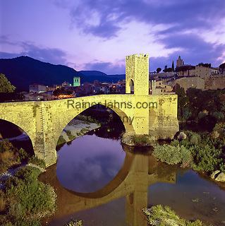 Spain, Catalunya, Besalu: Medieval town and bridge over Fluvia River at night | Spanien, Katalonien, Besalu: mittelalterliches Staedtchen am Fusse der Pyrenaeen, Bruecke von Besalu aus dem 12. Jahrhundert ueber den Fluss Fluvia, Abenddaemmerung
