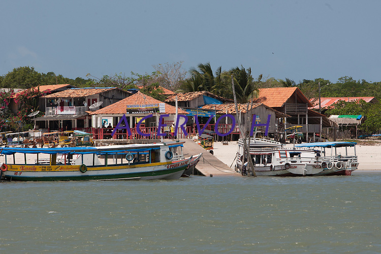 Algodoal é uma das quatro vilas que formam a Ilha de Maiandeua, localizada no município de Maracanã, na região do Salgado, nordeste do Pará. Como Algodoal é a vila mais conhecida do local, e também a maior da ilha, o nome acabou se sobrepondo ao original, "Maiandeua", que do tupi, significa "mãe da terra". Por ser muito próximo de Algodoal, o porto de Marudá, distrito de Marapanim, é utilizado como referência de acesso à ilha.<br />
<br />
Os 19 quilômetros quadrados de praias com grandes extensões de areia, manguezais, trilhas ecológicas, passeios de canoa e a pesca esportiva são alguns dos atrativos que mais impressionam os visitantes de Algodoal. Além disso, as festas noturnas da ilha, sempre ao som de reggae e ritmos regionais, como carimbó e tecnobrega, atraem muitos jovens em busca de diversão, principalmente nos períodos de alta temporada do verão amazônico.<br />
<br />
Área de Proteção Ambiental<br />
Algodoal tornou-se uma Área de Proteção Ambiental (APA) em 1990, através de uma resolução da Secretaria de Estado do Meio Ambiente (Sema). Por isso, veículos de tração motorizada são proibidos de circular na ilha, exceto ambulâncias e viaturas de polícia. Sob essas condições, quem não for adepto de longas caminhadas pode optar por utilizar bicicletas, charretes ou barcos, únicos meios de transporte utilizados pela população local.<br />
<br />
A APA Algodoal/Maiandeua foi a primeira Unidade de Conservação (UC) litorânea do Pará, e está dividida em quatro vilas: Camboinha, Fortalezinha, Mocooca e Algodoal, sendo esta última a mais preparada e bem estruturada para receber os turistas.<br />
<br />
Ilha de Maiandeua, Marapanim, Pará, Brasil.<br />
Foto Paulo Santos<br />
10/2014