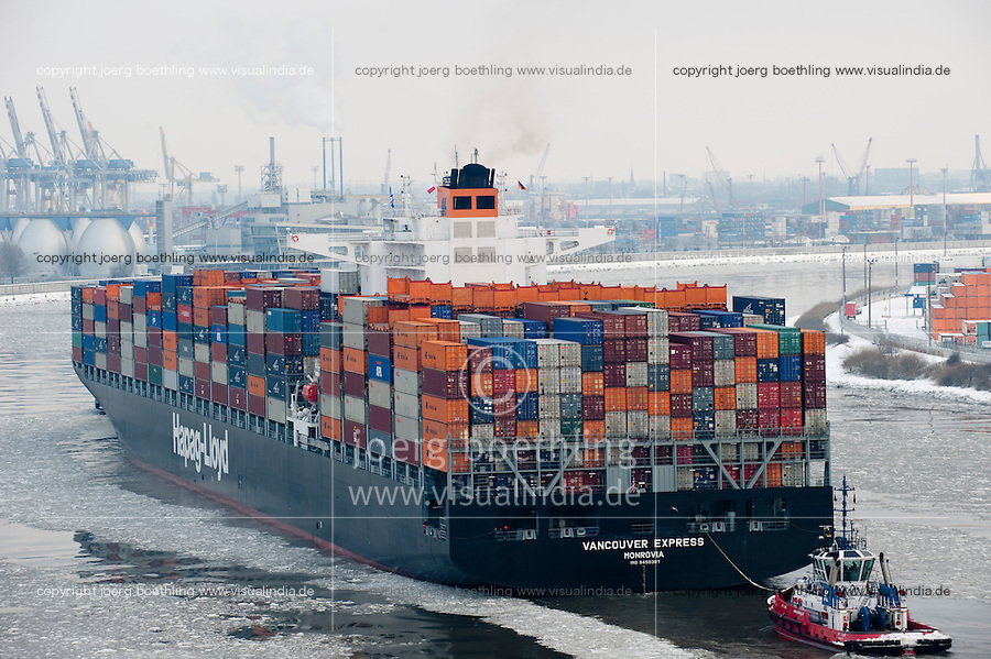 GERMANY Hamburg, river Elbe, HAPAG-Lloyd container vessel in harbour / DEUTSCHLAND Hamburg, Hapag-Lloyd Containerschiff Vancouver Express mit Rauchfahne und Schlepper auf der Suederelbe