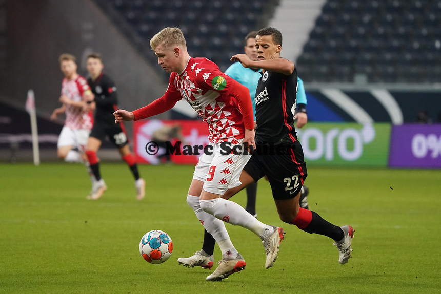 Jonathan Burkhardt (1. FSV Mainz 05) gegen Timothy Chandler (Eintracht Frankfurt) - Frankfurt 18.12.2021: Eintracht Frankfurt vs. 1. FSV Mainz 05, Deutsche Bank Park, 17. Spieltag Bundesliga
