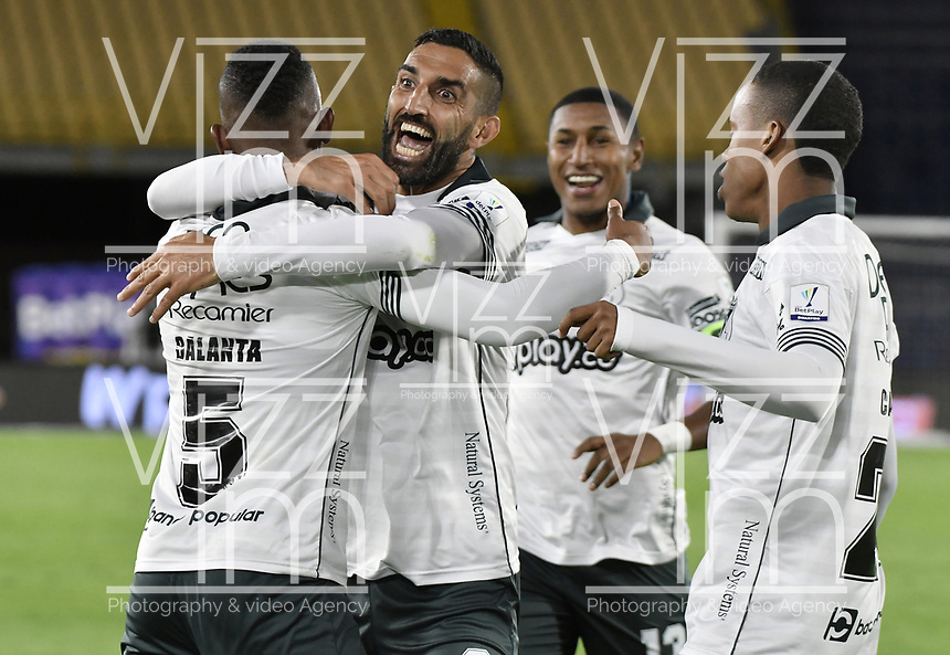 BOGOTA - COLOMBIA, 17-07-2021: Jugadores del Cali celebran después de anotar el segundo gol durante partido entre Independiente Santa Fe y Deportivo Cali por la fecha 1 de la Liga BetPlay DIMAYOR II 2021 jugado en el estadio Nemesio Camacho El Campín de la ciudad de Bogotá. / Players of Cali celebrate after scoring the second goal during match between Independiente Santa Fe and Deportivo Cali for the date 1 as part of BetPlay DIMAYOR League II 2021 played at Nemesio Camacho El Campín stadium in Bogota city. Photo: VizzorImage / Gabriel Aponte / Staff