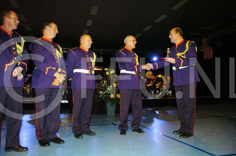061125 dedemsvaart ned<br />
Huldiging van jubilarissen van Jubal tijdens het concert in de sporthal De Citadel. Een lid kreeg een beeldje overhandigt van de voorzitter wegens zijn 60 jarig jubileum bij Jubal namelijk Herman Berends.<br />
fotografie frank uijlenbroek©2006 michiel van de velde
