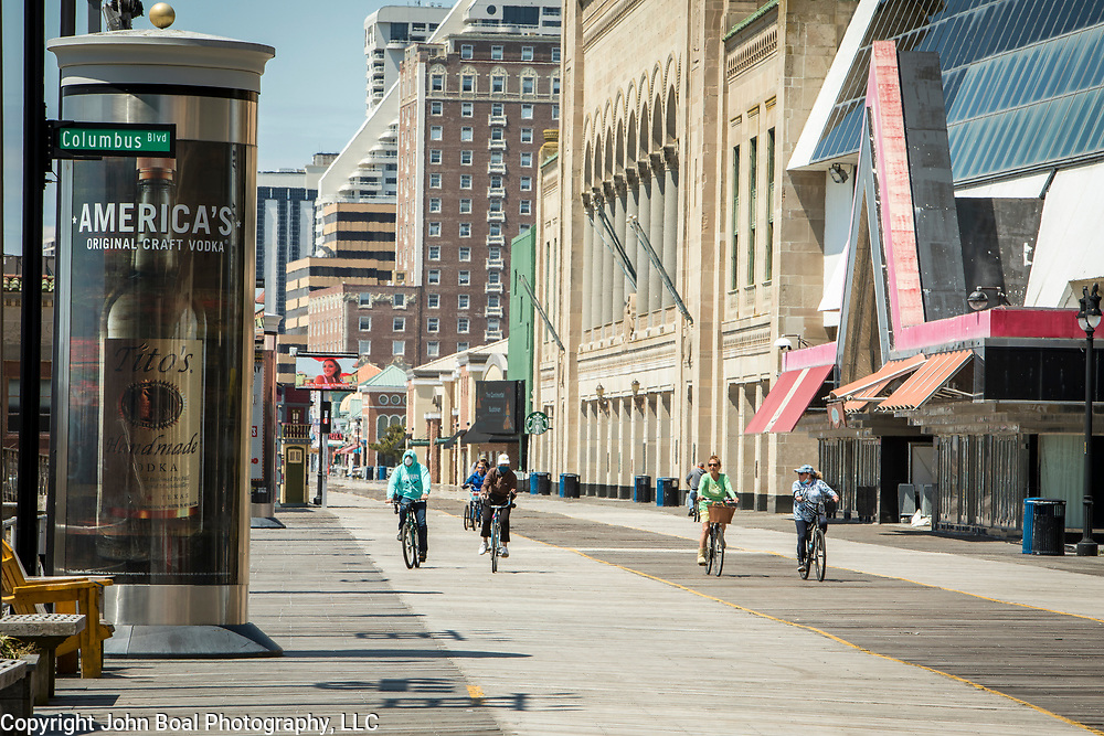 The Atlantic City boardwalk was mostly empty as Governor Phil Murphy’s stay-at-home order remained in effect since march 21. The Community Food Bank of New Jersey held an emergency food distribution for unemployed casino workers nearby on Thursday, May 14, 2020. Many of the casinos in Atlantic City voluntarily shut down in early March, leading to a surge in unemployment and food insecurity. The emergency food distribution was paid for by the Casino Reinvestment Development Authority (CRDA), who approved an additional $300,000 in funding support for in response to the ongoing COVID-19 pandemic. John Boal/for Der Spiegel